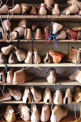 Regal im Schuhatelier, Leisten, Foto von Marisa Reichert Regal im Schuhatelier, Leisten, Foto von Marisa Reichert